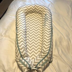 DockATot Deluxe Cheveron